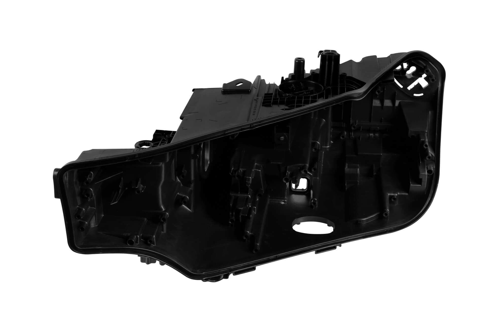 carcasa-far Carcasele farurilor sunt realizate din plastic de înaltă calitate. Influențele mediului și razele UV dăunează fundațiilor, provocând ruperea acestora. Când carcasa farului este deteriorată, pătrunderea umezelii și a murdăriei crește semnificativ, ceea ce duce la o scădere a calității luminii.